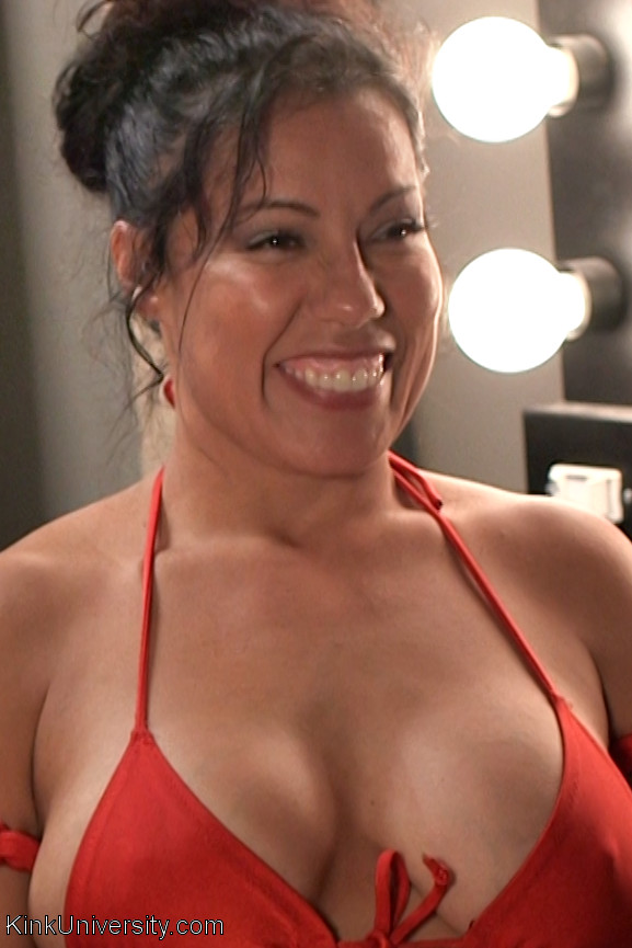 セクシーなボディビルダーAriel XとMistress Karaがビキニで格闘