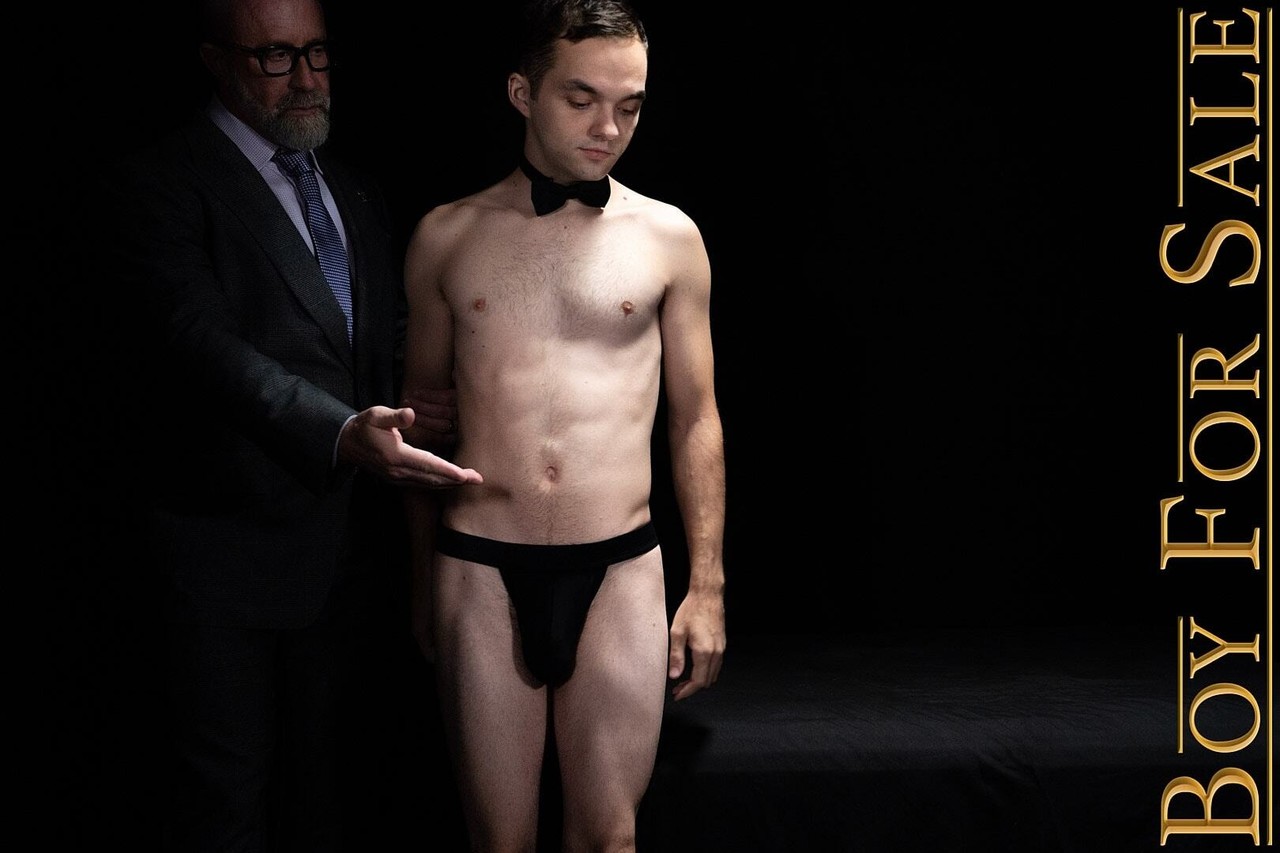 العبد المثلي فتى نهر معاقب شرجيا من قبل أسياده تشارجر وهوسر