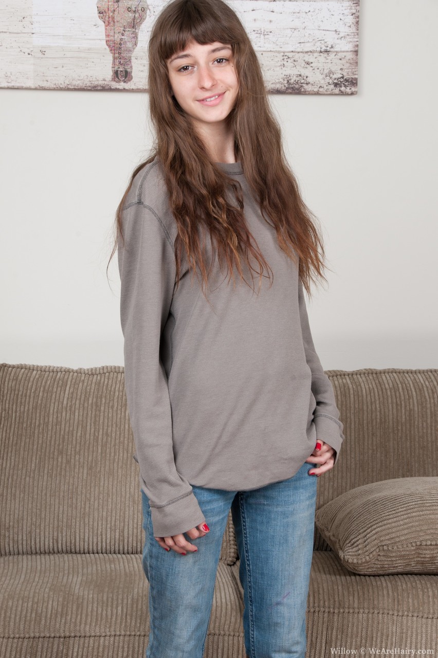 スレンダーな十代のウィローがジーンズを脱いで小さな胸と毛深い膣を見せる