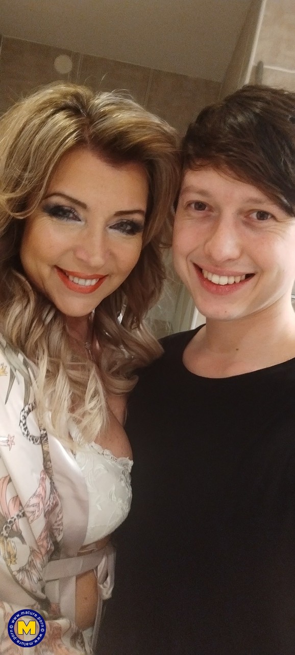 Gostosa Milf Jeanette Brinca Com Seu Toyboy Em Lingerie E Meias-Calças