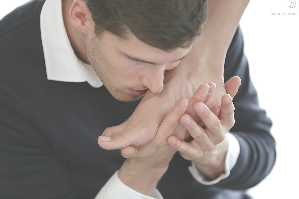 性感Anissa Kate被舔脚