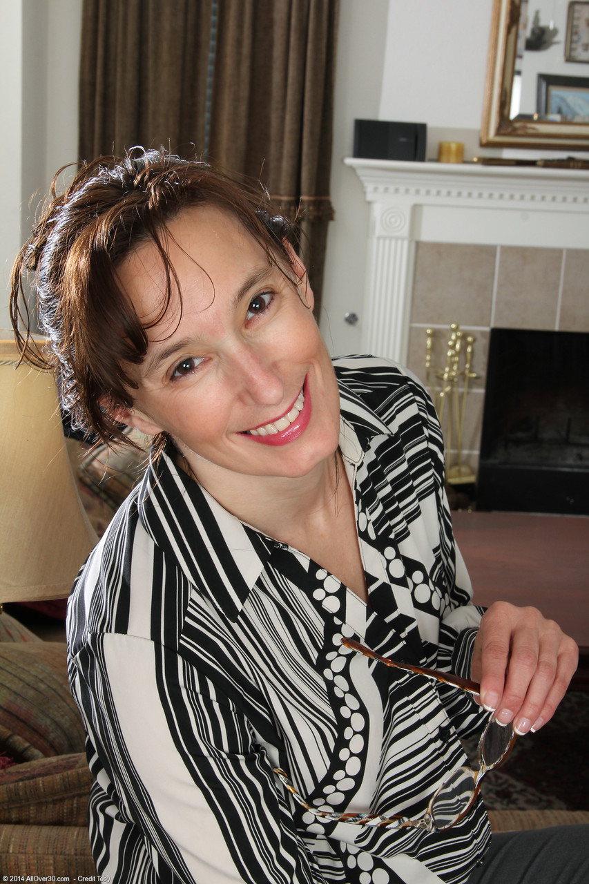 セレステカーペンターのホットミルフはストッキングにストリップしておいしいマンコを見せる