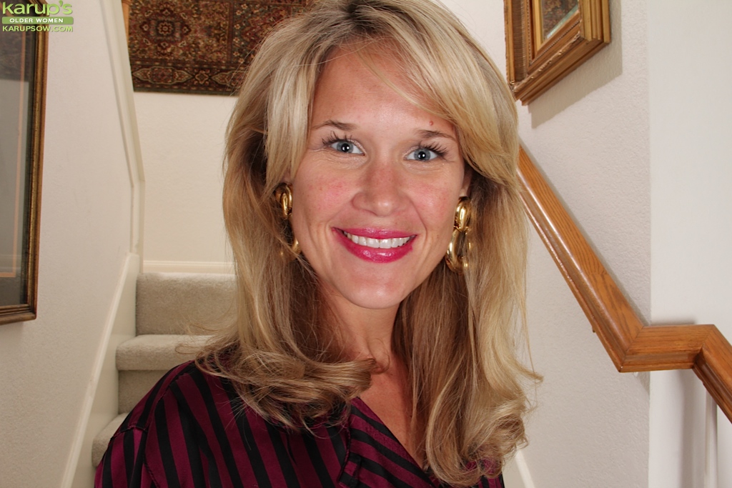 キャサリン・ジャクソンが彼女の素晴らしい成熟した脚を広げる