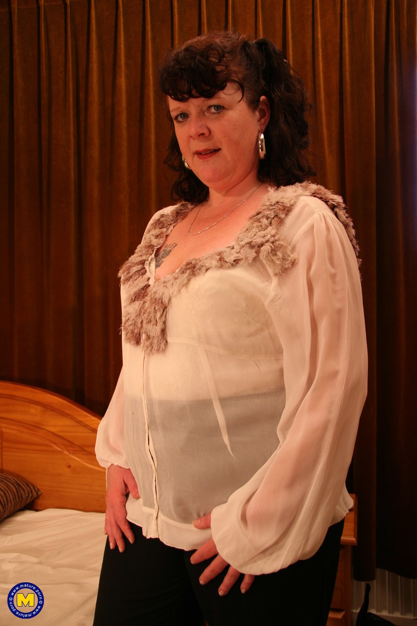 大屁股成熟Annelies剥光并玩弄她多汁的阴部