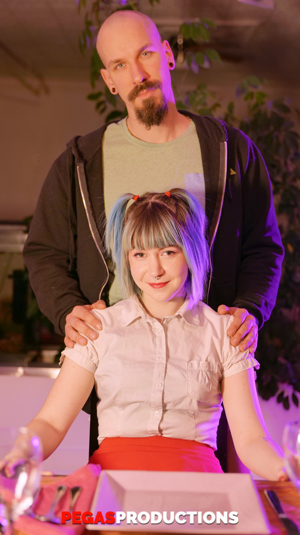 Charlotte San, Linda Americana Gostosa, Mostra Seus Pequenos Seios E Tatuagens Linda