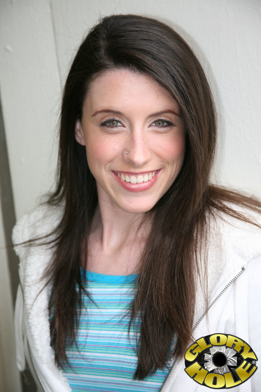 Weißes Mädchen Janie Jones Zieht Sich Für BBC Gloryhole Sex Aus