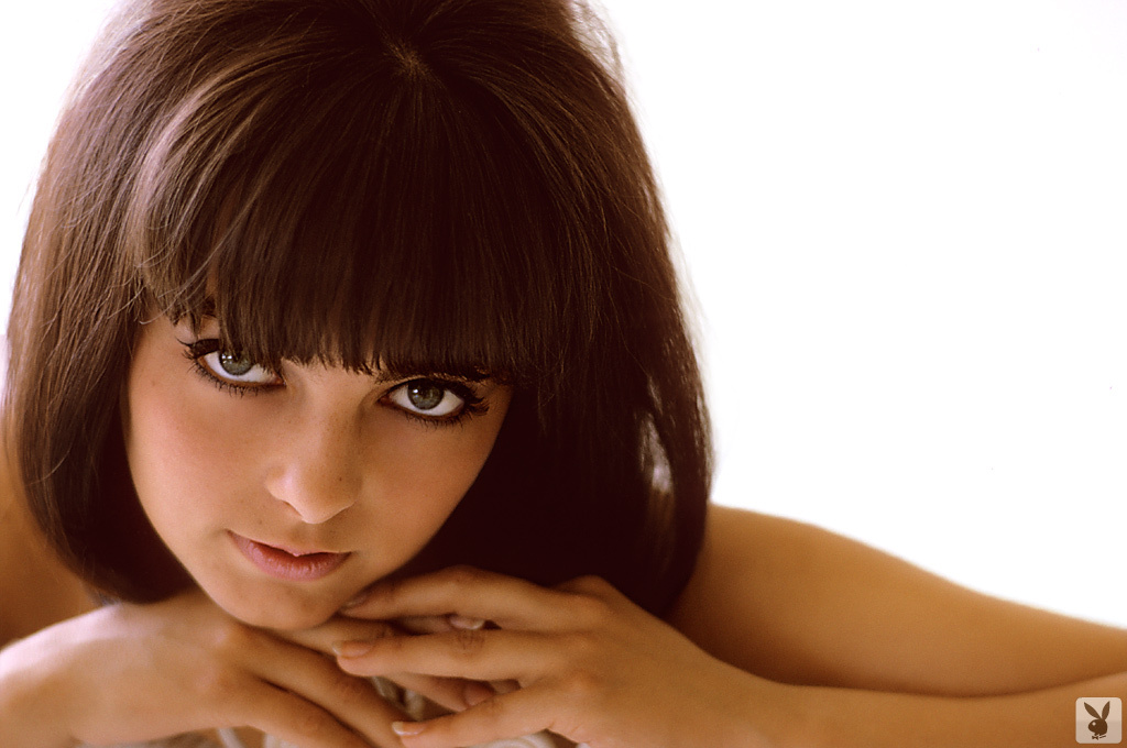 英国棕发女子多莉瑞德拥有大自然胸部为成人拍摄姿势