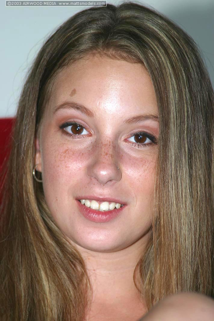 شابة أمريكية تُدعى كريستي تُظهر فرجها الوردي في حالة عريانة