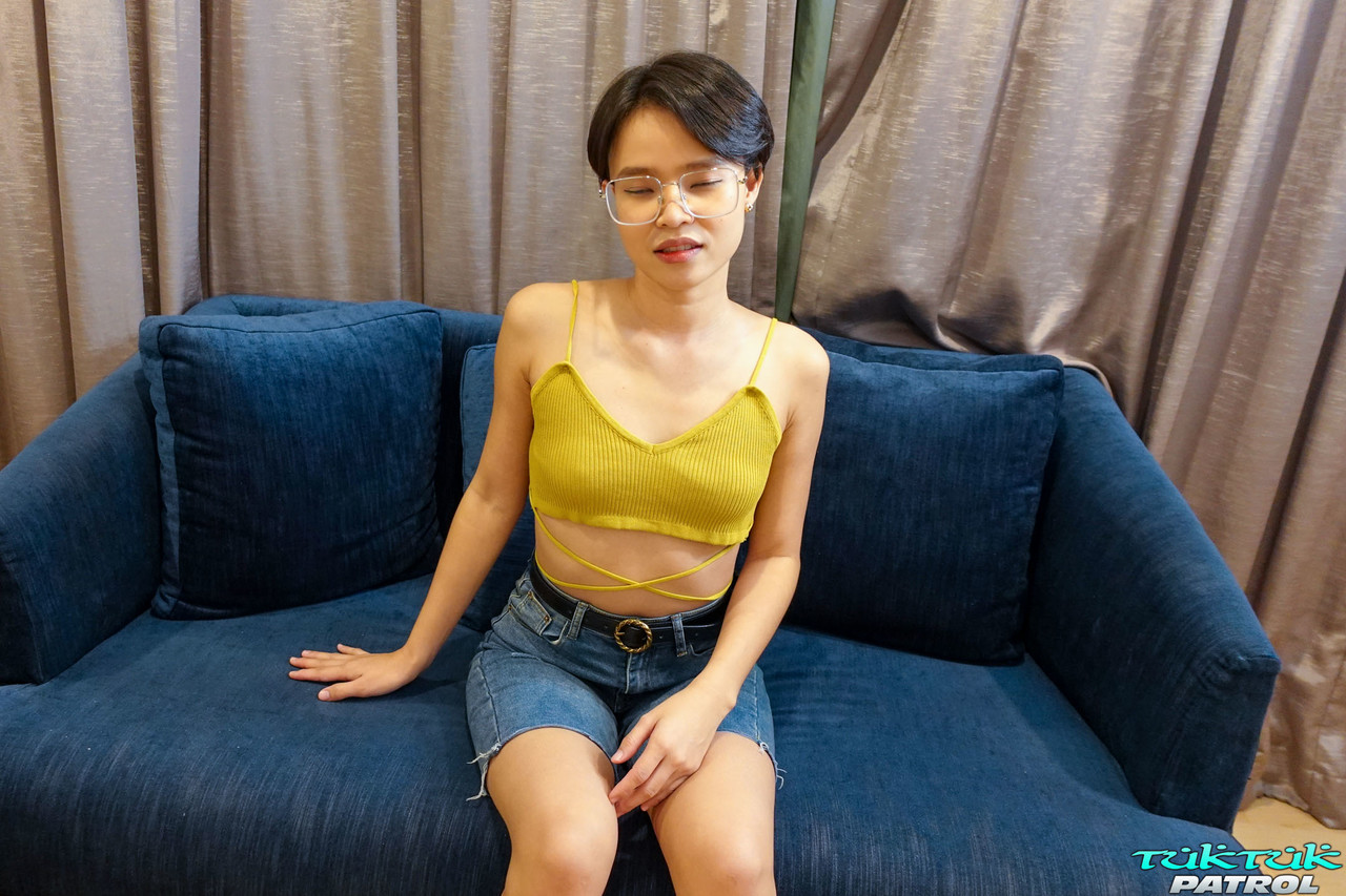 Миниатюрная Любительская Крошка Китти Делает Минет И Раздвигает Ноги Для Твёрдого Члена