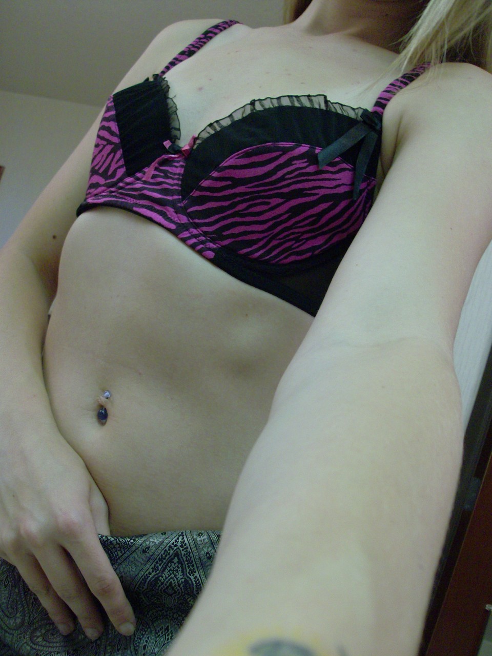 甜美金发业余美女阿什莉·罗斯近距离炫耀小乳房