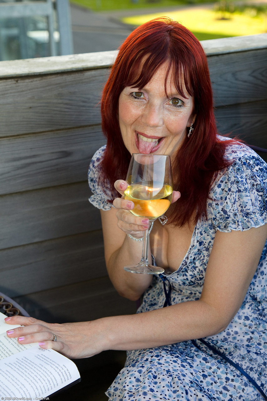 赤毛の美女シャノンHが巨乳、整えられたマンコと締まったアナルをこすります