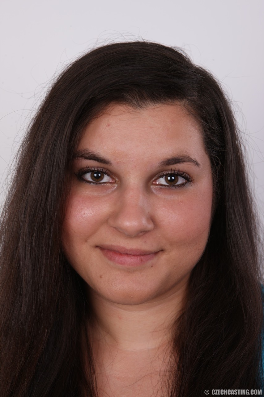 السمراء الممتلئة لوسي تتعرى لتحقيق أحلامها بأن تصبح عارضة أزياء عارية