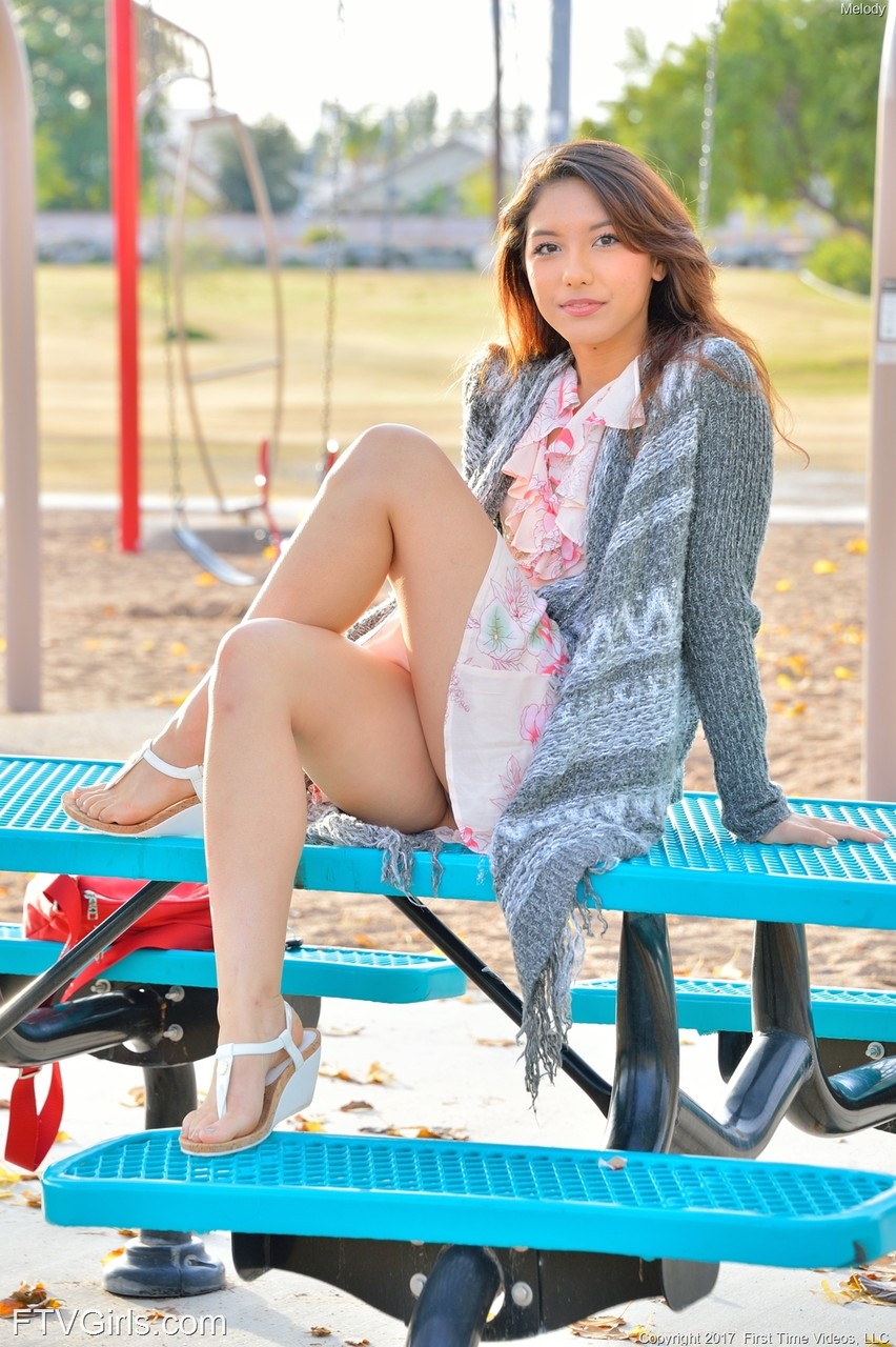 Сладкая Подросток МелодияDemonстриuet Вкусную Пизду И.Round Жопу В Парке