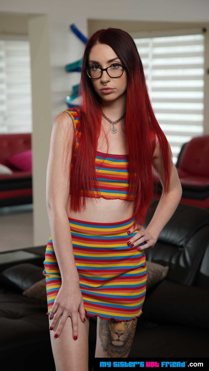 पेटाइट हॉटी लियो बेब बड़े लंड को चूसती और चढ़ती है ऑर्गैज़्म तक