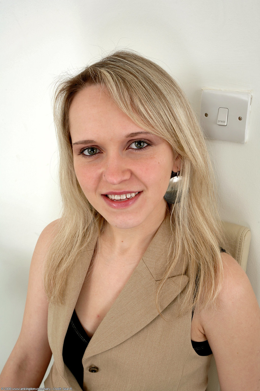 Atk Archives تقدم بولينا في معرض ساخن