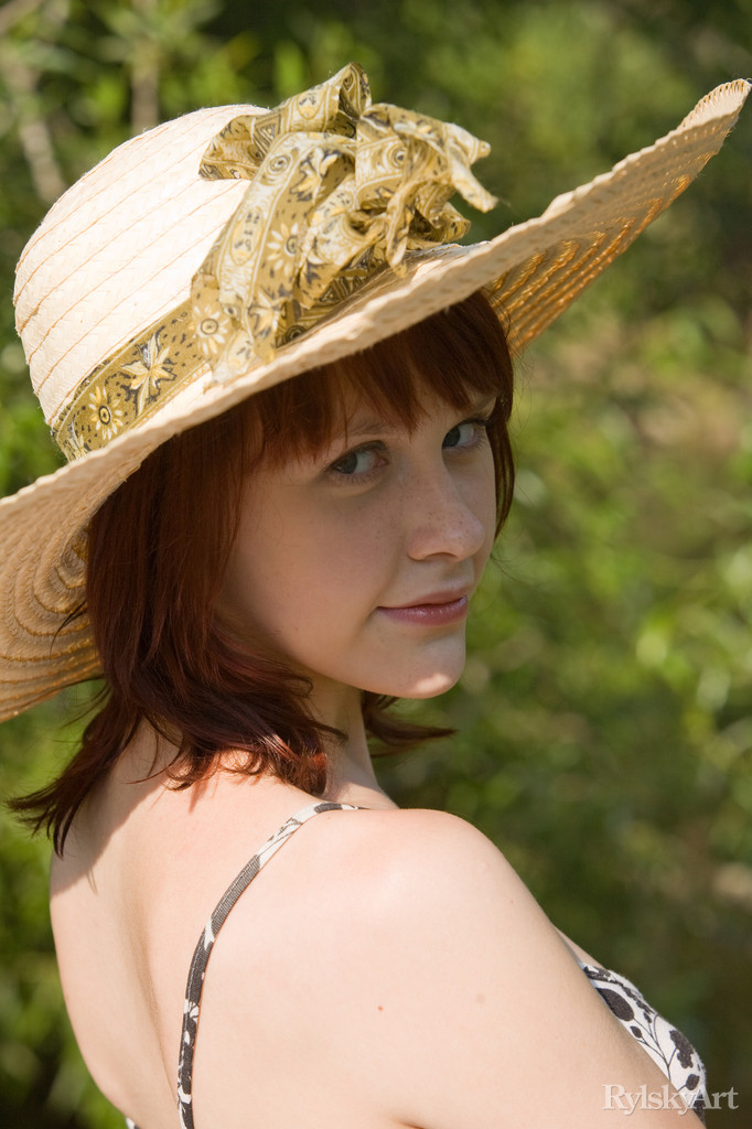 可愛い赤毛のアネリが裸のまま泥んこ小川に入る