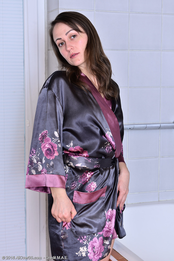 Magra Trinta Mais Anjo Karyna Esfrega A Boceta No Chuveiro