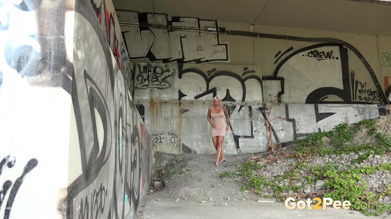 Jarushka Ross, Татуированная Блондинка, Писает На Улице Без Трусов