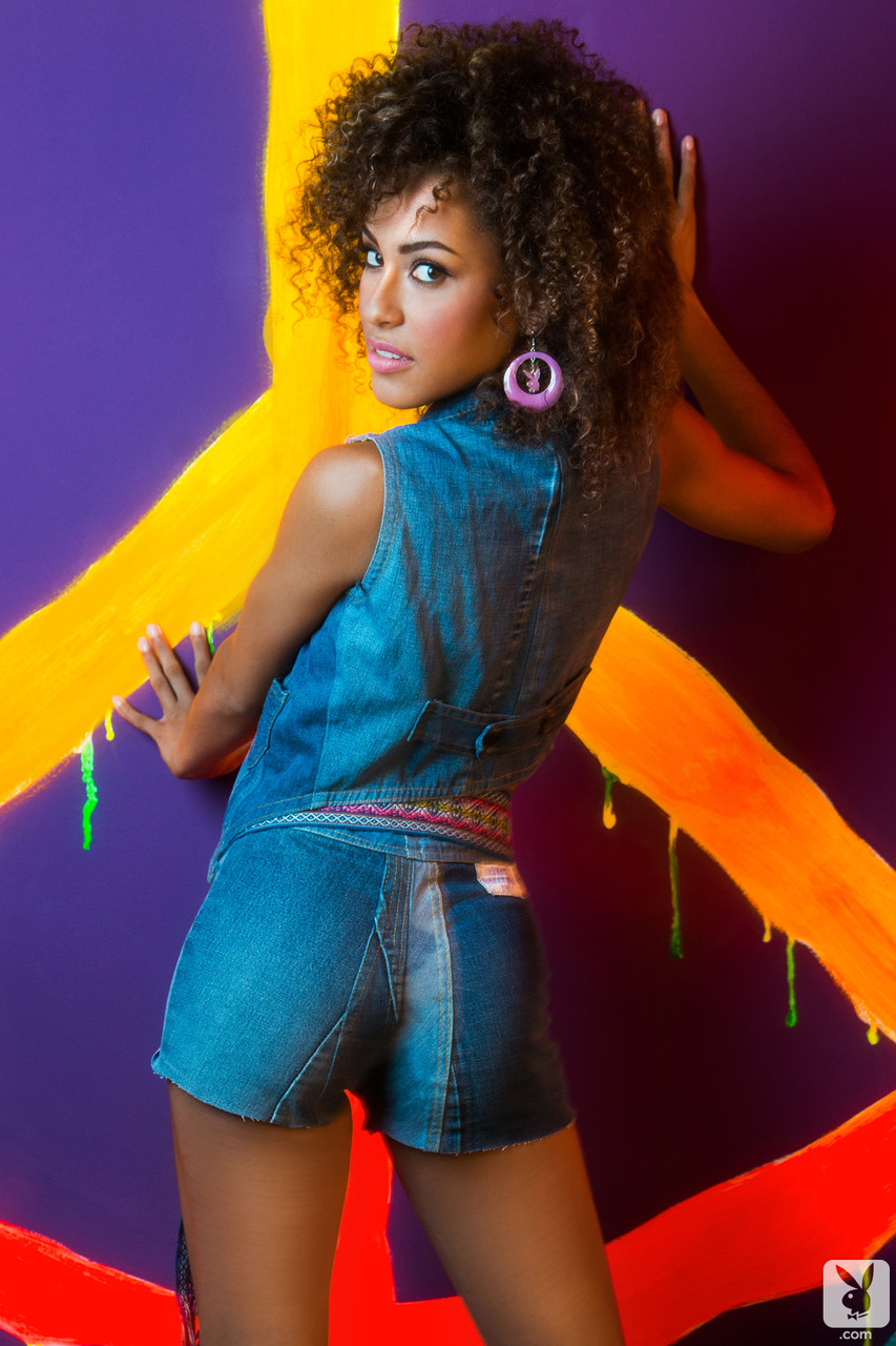 巻き毛のエボニー美女シャニス・ジョーディンが彼女の美しい乳房を披露