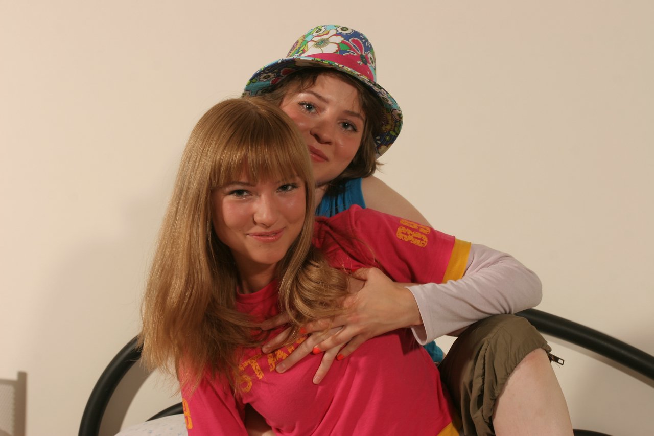 Kleine Amateur-Lesben Elena E Und Larisa Lecken Und Reiben Sich Gegenseitig