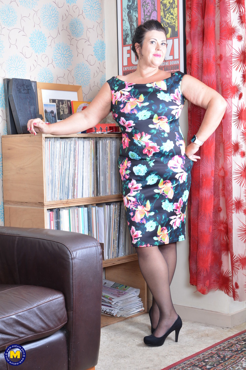 Зрелая Домохозяйка Кэти Кокуар В Чулках Играет С Игрушками Своей Голодающей Писи На Диване