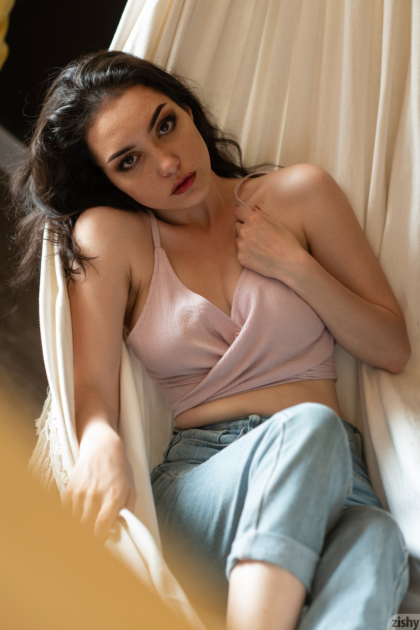 美丽的业余宝贝达里亚·诺森科独自摆姿势和脱衣