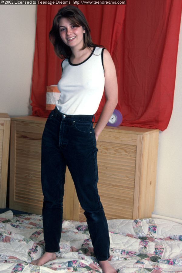 アマチュアティーンのPavlinaが尻と毛深いマンコを見せるために服を脱ぐ