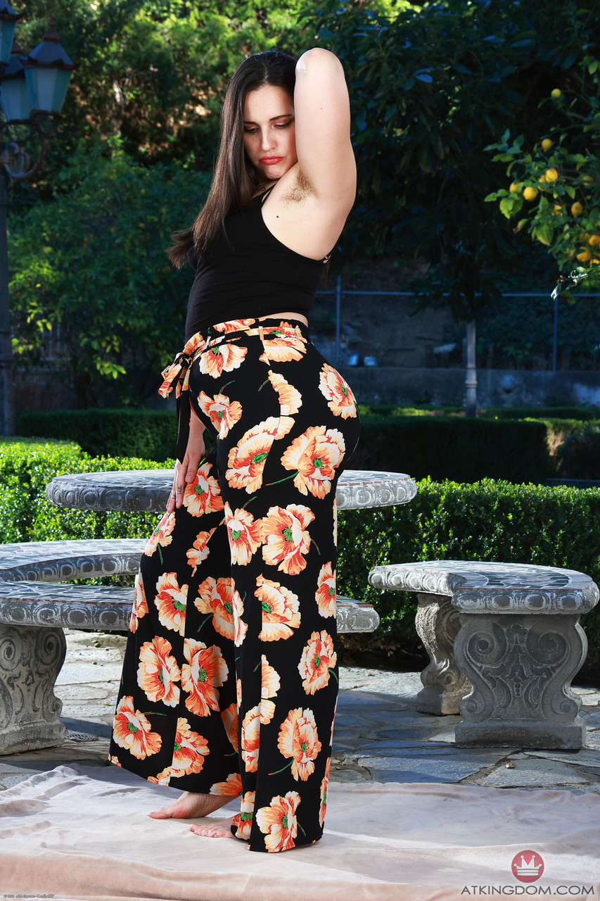 Gorda Amadora Dria Se Rende Exibe Suas Axilas Peludas E Espalha Sua Boceta Peluda