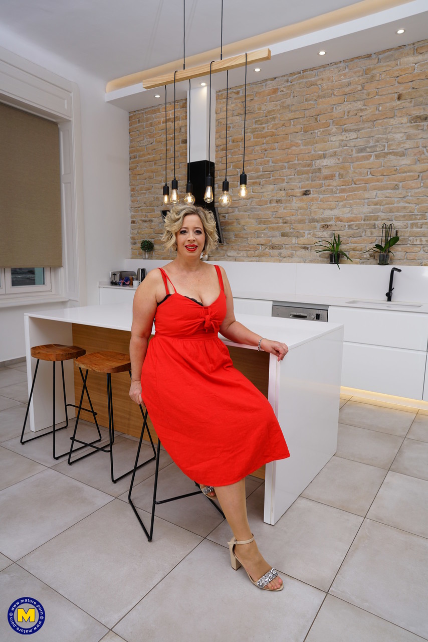 丰满女士流星与娇小少女妮可·布里克摆出诱人姿态