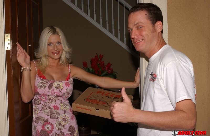 性欲の高いMilfが大きな丸いおっぱいを持ちながらピザの宅配員の堅い道具を吸ったり犯したりする