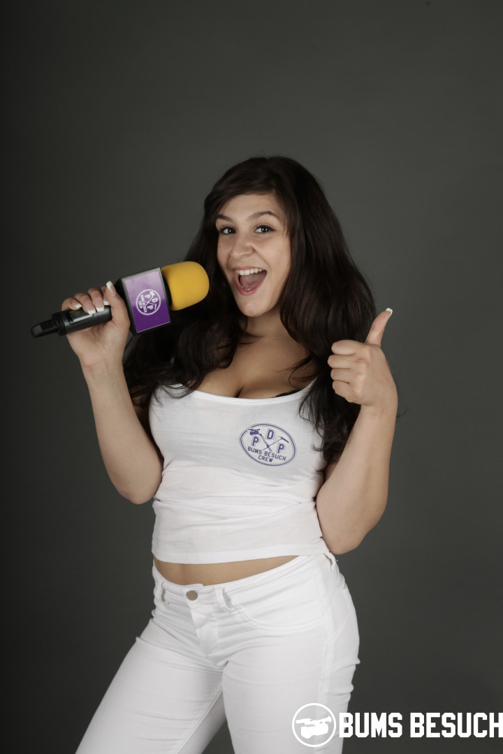 纹身色情明星Mia Blow在惊喜幻想拍摄中被粉丝操