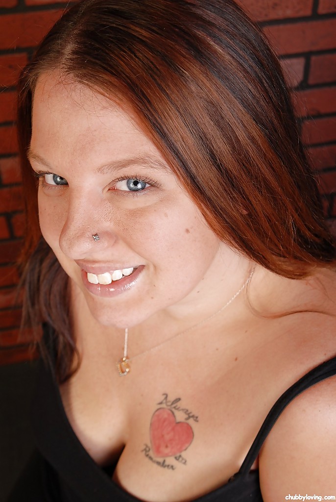 Пышная Татуированная Вельвет Играет Со Своими Обвисшими Грудями