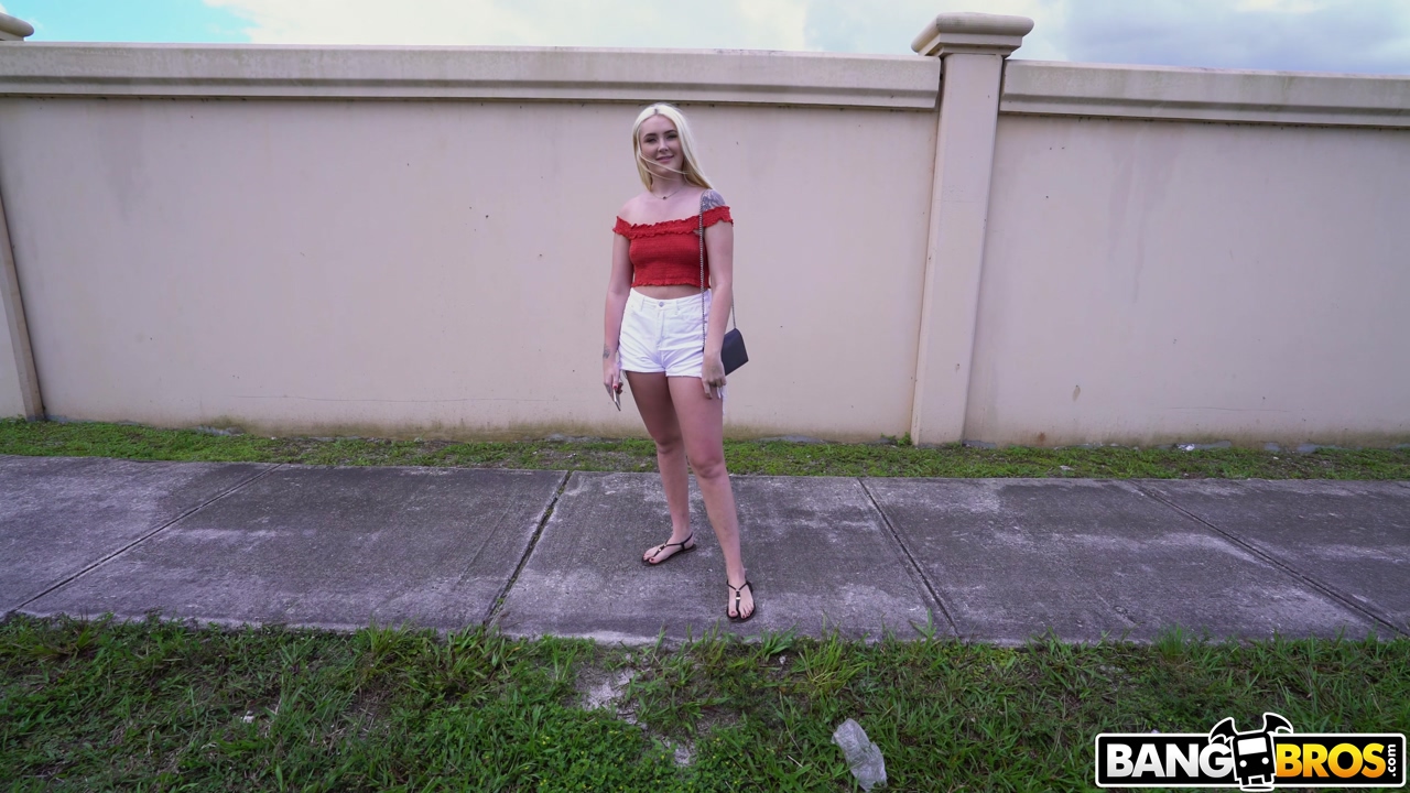 可愛い金髪アメリカ人クロエ・マリーが後部座席で脱がされて犯される