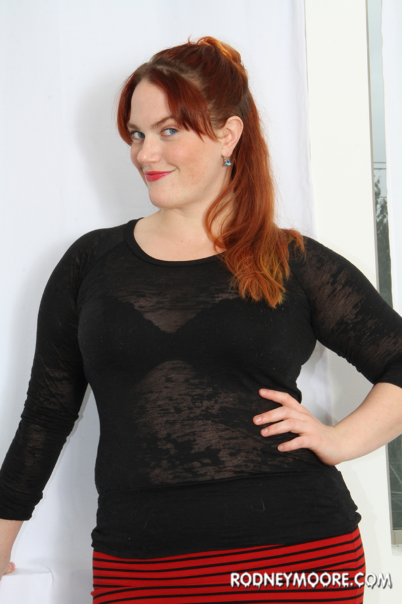 المنحنية الهواة سكايلر روز تبرز كبيرة العرض في ساخن ستريبتيز في الكعوب