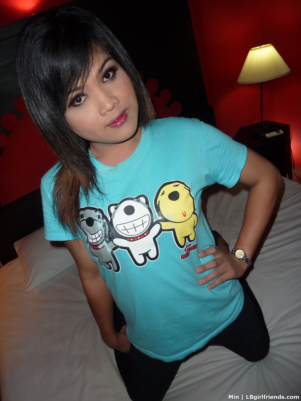 Amadora Shemale Com Forma Perfeita Se Masturba Com Seu Pênis E Faz Pose No Banheiro