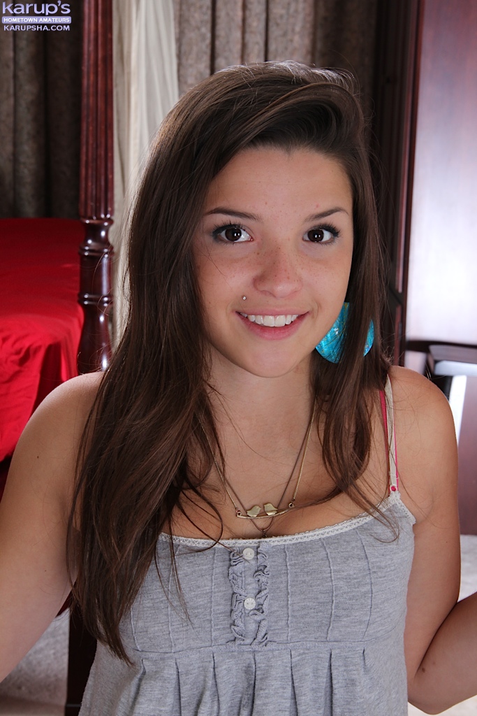 青少年业余选手维罗妮卡·贝瑞脱下白色短裤展示光滑阴道