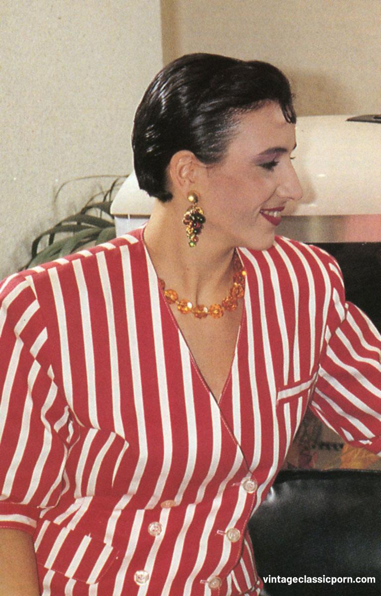 ヴィンテージ・スリーサム ショートヘアの淫乱女が犯されて小便をかけられる