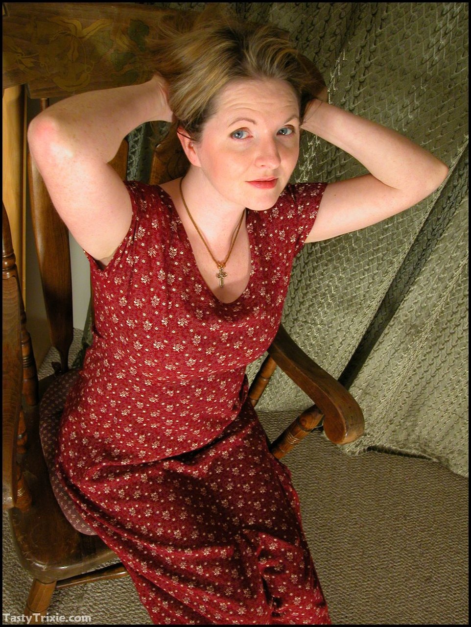 परिपक्व महिला स्वादिष्ट ट्रिक्सी मोजे उतारती है फिर सूती पैंटी नीचे खींचती है