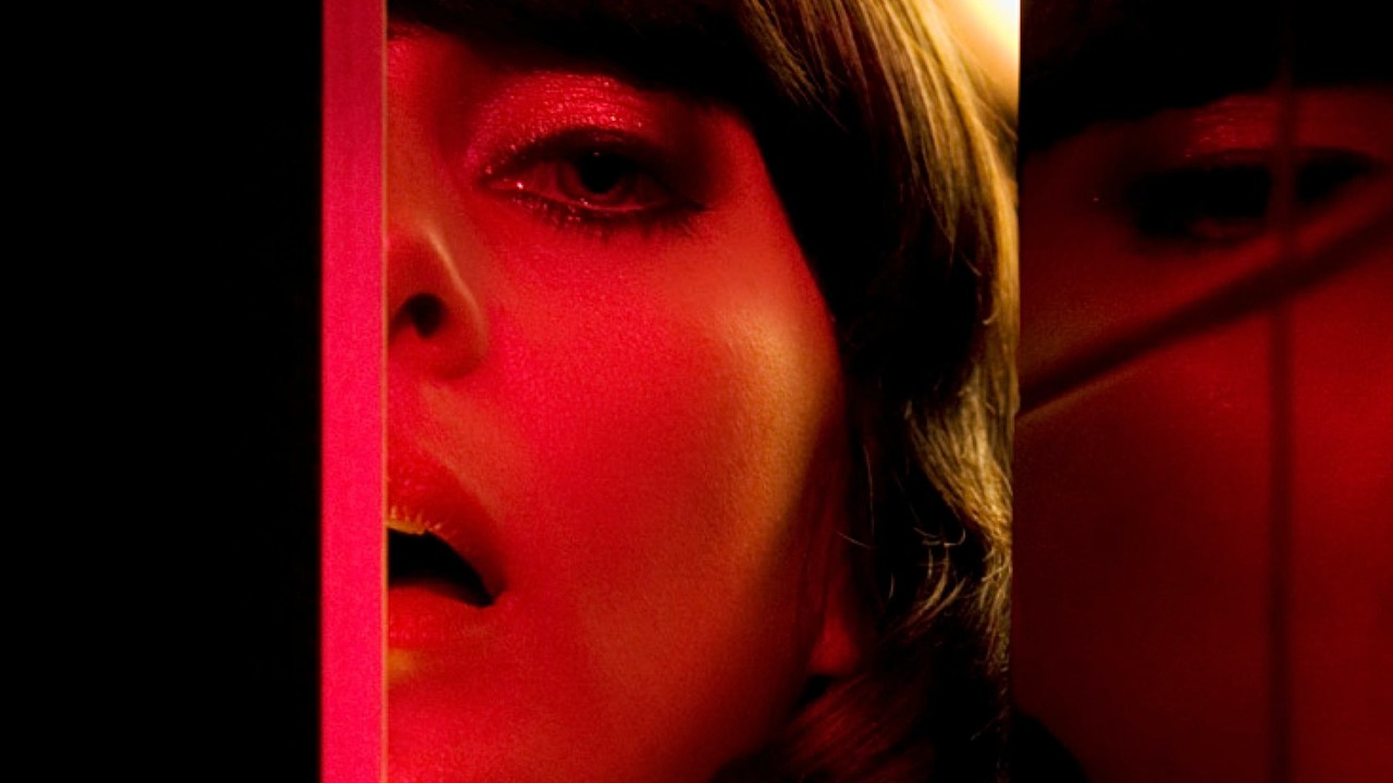 迷人的欧洲娜塔莉亚·巴黎与她的男人调情热吻