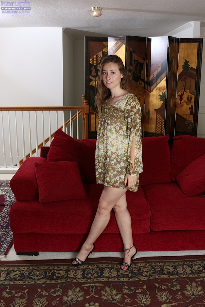 リリス・ブラックが小さな胸と引き締まったスリムな身体を見せつける