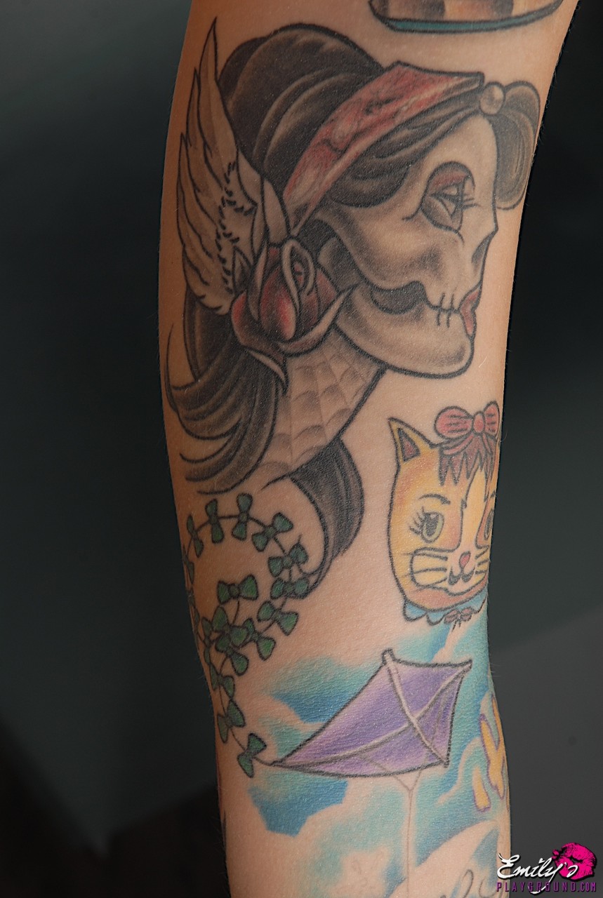 全身纹身的独演模特艾米莉·帕克特写展示身材