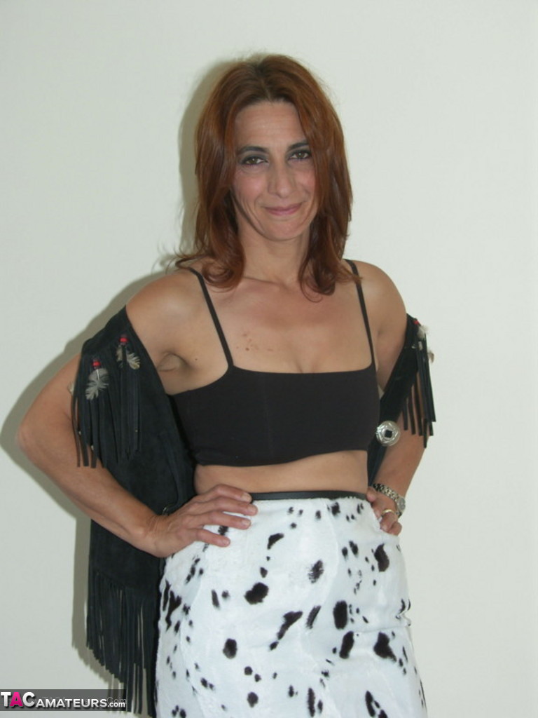 लाल बालों वाली मिल्फ जोलांदा नंगी होकर अपना नंगा चूतड़ दिखाती है