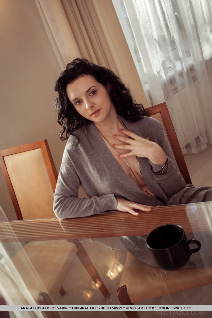 بطلة شعر بني حلمات كبيرة تتعري على طاولة الإفطار لتُظهر كسها عن قرب