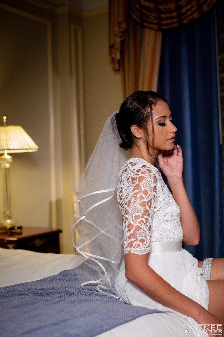 آفي لوف تفقد عذريتها الشرجية في شهر العسل الأمريكي