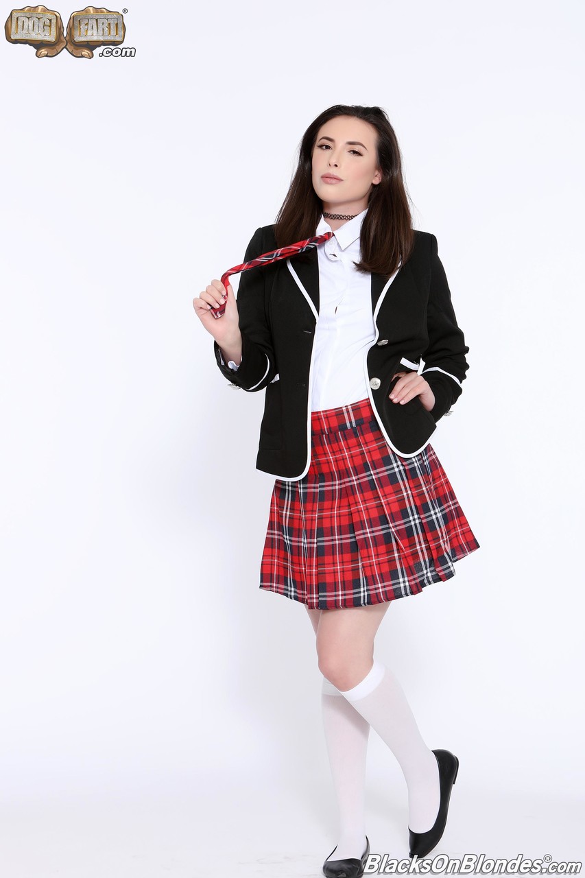 ハロウィンの夜、悪戯な女子校生がストリップして黒い巨根を共有する