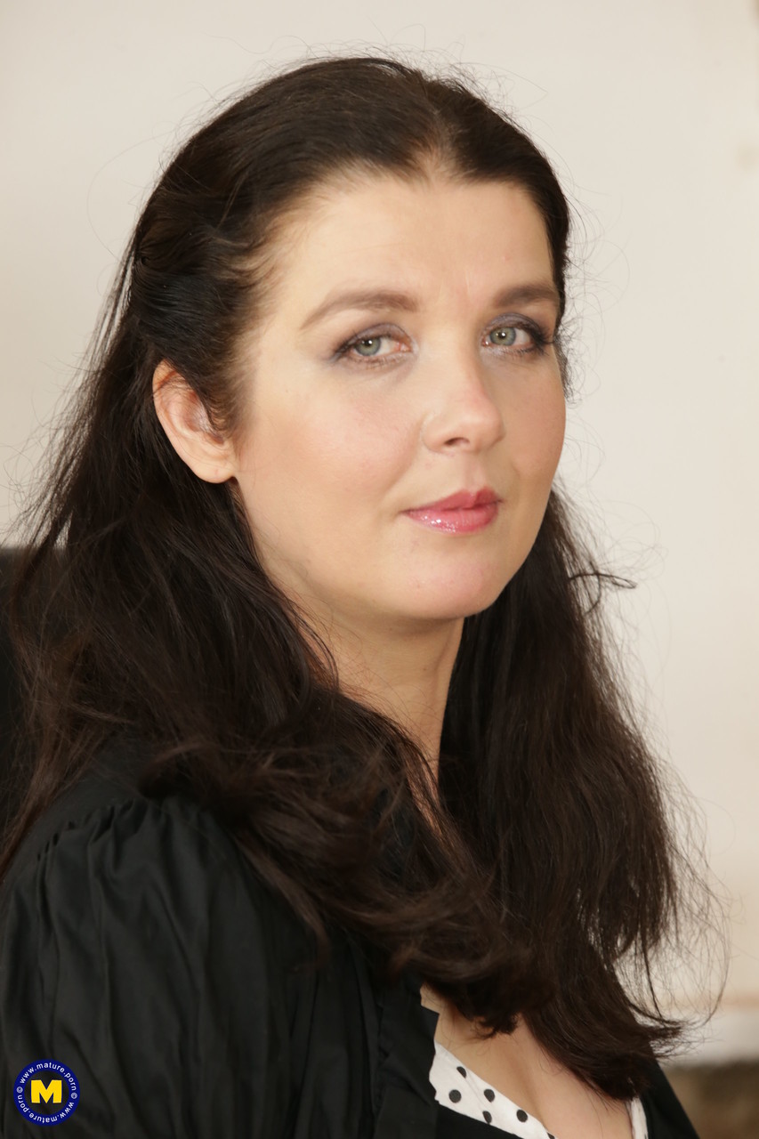 فيرناندا جونز زوجة أوروبية تعرض ثدييها اللامعين وتستمني في المكتب