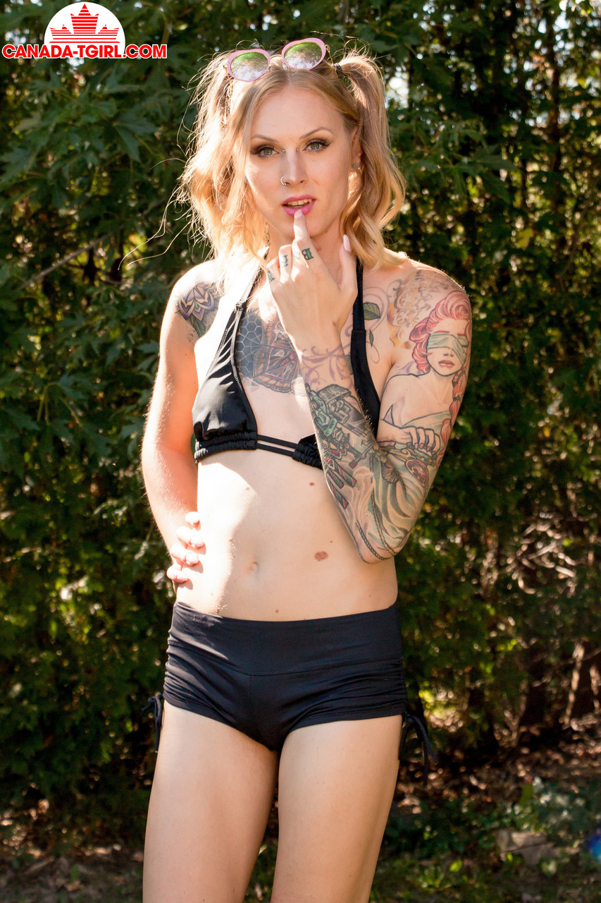 纹身变性Courtni Demilune在外面抚摸她的阳具