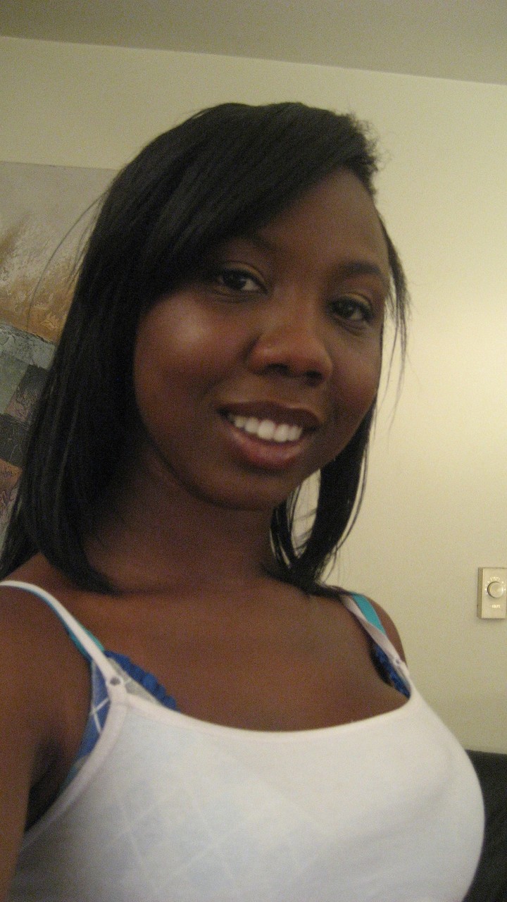 Beauté Ébène Elisha Prend Des Photos D'elle-même En Se Déshabillant Pour Exposer Ses Seins