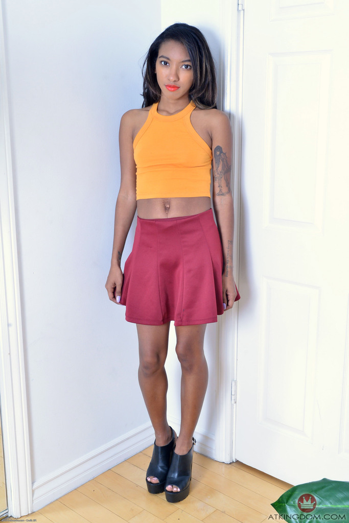 瑞文·王尔德 黑人业余女 在裙底内裤滑落后张开私处