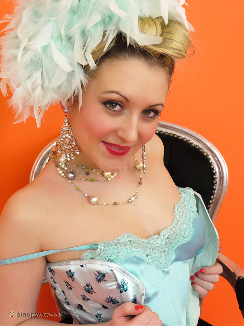 Modelo Pin-Up Revela Seios Naturais Enquanto Se Despe Até As Meias De Rede Brancas